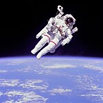 Ruimtevaarder Bruce McCandless "vryvlieg" in die ruimte