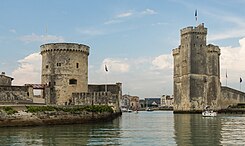 Ingang van de oude haven van La Rochelle, de hoofdstad van het Franse departement Charente-Maritime