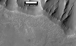 Région d'Ius Chasma dans le quadrangle de Coprates, dont les chenaux ont une densité et une organisation suggérant fortement leur formation à partir de précipitations pluvieuses.