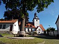 Kirche St. Nikolaus mit Ausstattung, Kirchhof mit historischen Grabsteinen und Einfriedung