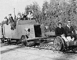 חיילים בריטים על קרון רכבת משוריין עם שני בני ערובה ערבים המשמשים כמגן אנושי