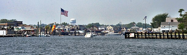 Approaching the "Nautical Mile" (Woodcleft Canal and, to the left, Woodcleft Avenue) from Long Creek