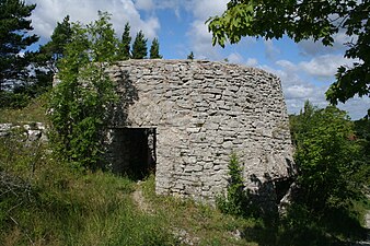 Kalkugnsruin på Östergarnsberget.