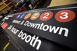 Neue Wegweiser in der Schilder­werkstatt von NYC Transit