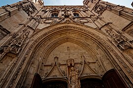 Avignon - Place Saint-Pierre - Église Saint-Pierre 1358 - View East & Up on late Gothic Flamboyant Façade 1512-24 - Monumental walnut doors by Antoine Vollard, 1551 - Virgin and Child statue attributed to Jean Péru 03.jpg