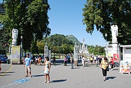 Entrée du sanctuaire, boulevard de la Grotte.