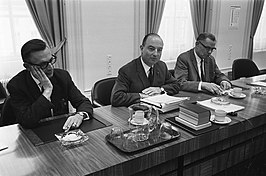 Kees van der Ploeg (rechts), tijdens een fractieoverleg gedurende een kabinetscrisis in 1966. In het midden is Norbert Schmelzer, toenmalig fractievoorzitter van de KVP.