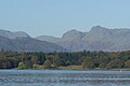 Pohled od jezera Windermere na vrcholy Langdale Pikes