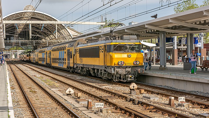 File:Zwolle aankomst NSR 1733+DDAR 7317-1741+DDAR 7337 Sprinter (48054844007).jpg