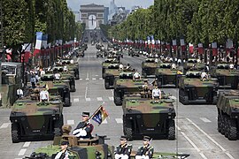 Défilé du 14 juillet 2017 à Paris. Au premier plan, des VBCI.