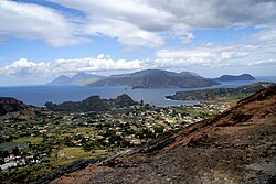 Utsyn frå Vulcano: Lipari i midten, Salina til venstre og Panarea til høgre.