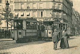 Croisement de deux rames du tramway funiculaire de Belleville vers 1900, au-dessus du canal Saint-Martin, à cet endroit passant en souterrain.