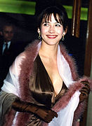 Sophie Marceau portant des gants de soirée, 1996.