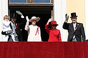 Prinsesse Ingrid Alexandra, kronprins Haakon, kronprinsesse Mette-Marit, dronning Sonja og kong Harald V på slottsbalkongen, 17. mai 2007