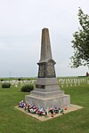 Le monument aux morts au centre de la nécropole.