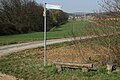 Wachposten 5/2 Auf dem Stein am Wetteraulimes bei Hammersbach-Marköbel. Situation 2009 (das kleine Schild neben der Bank weist auf den Limesturm hin).