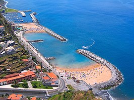 Kunstmatig aangelegde strandzone Calheta Beach