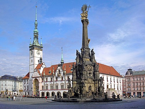 La place supérieure d'Olomouc avec l'hôtel de ville et la colonne de la Sainte-Trinité