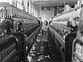 Une jeune fille travaillant dans une usine en 1908