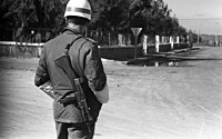 木製ストック付きのUZIを肩に掛け、街路を警戒するイスラエル国防軍の憲兵 （1969年）