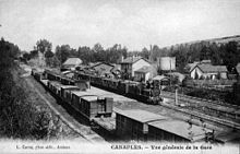 Vue d'ensemble de l'intérieur de la gare avec des trains de voyageurs et de marchandises