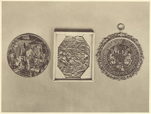 1. Runde Scheibe mit der Taufe Christi und der Predigt Johannes des Täufers in Tiefschnittemail auf Silber, wohl von Elias Lencker in Nürnberg, gest. 1591 / 2. Anbetung der Hirten, in Gold getrieben von Daniel Kellerdahler in Dresden. Erste Hälfte des 17. Jahrhunderts / 3. Runde Glasscheibe in emailliertem Goldrahmen mit Wappen und Titeln des Kurfürsten August von Sachsen von 1586 in Hinterglasmalerei von Valentin Grefner in Dresden