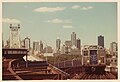 Queensboro Plaza, U-Bahn-Zug aus dem 60th-Street-Tunnel kommend. Hochbahnzüge befuhren bis 1942 die Queensboro Bridge, links sichtbar Reste des Tragwerks.