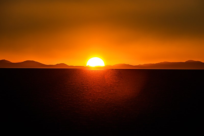 File:On and around Bolivias' Salar de Uyuni - sunset (24543826810).jpg