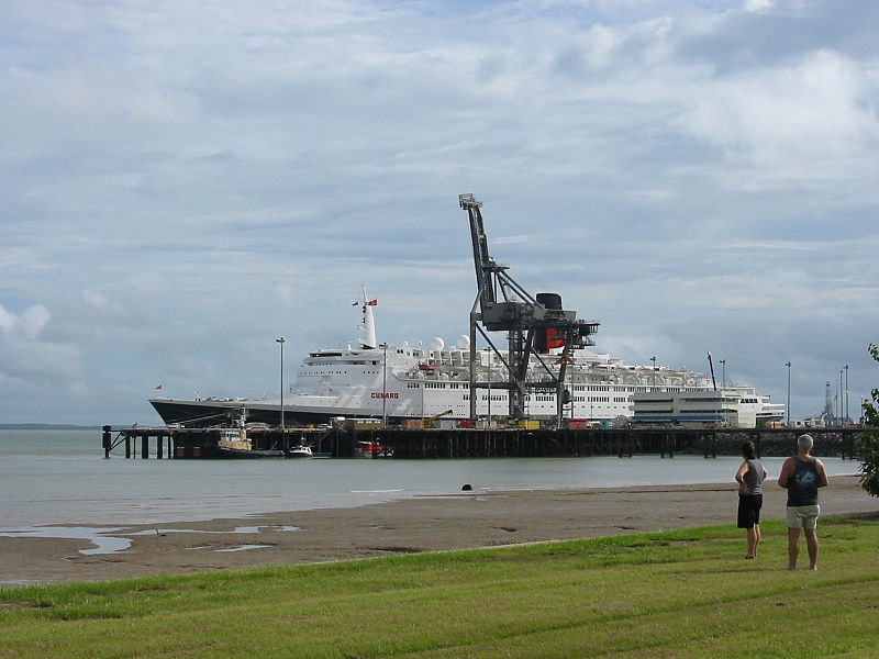 File:Cunard liner Queen Elizabeth 2 vessel berthed at Fort Hill Wharf 01.jpg