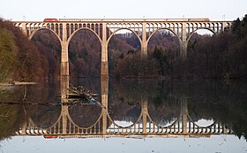 Le viaduc actuel avec un train le 9 avril 2009.