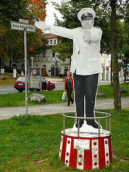 Standbeeld van Heinz Erhardt als agent Dobermann op het Heinz-Erhardt-plein in Göttingen