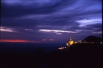 Visão noturna de Golden Rock e do Pagode