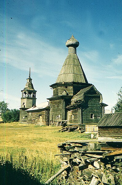 File:Wooden Church and bell tower.jpg