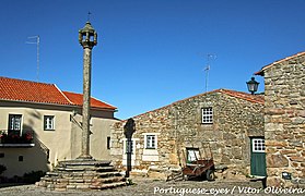 Pelourinho de Castelo Mendo - Portugal (8048527715).jpg