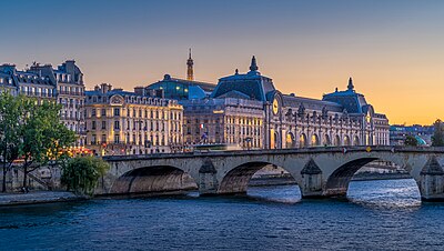 Pont Royal en die Musée d'Orsay in die Franse hoofstad Parys.