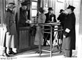 Posen, Hauptbahnhof, Bahnbeamte 1939 -->