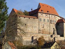 Burg, Westansicht mit Mauern in gesamter Höhe