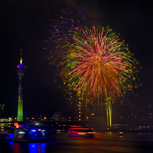 File:Duesseldorf Feuerwerk.jpg