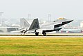 Un F-22 Raptor en pleno despegue.