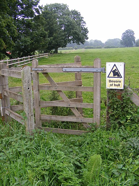 File:Kissing Gate of the footpath to The Grove - geograph.org.uk - 2526048.jpg