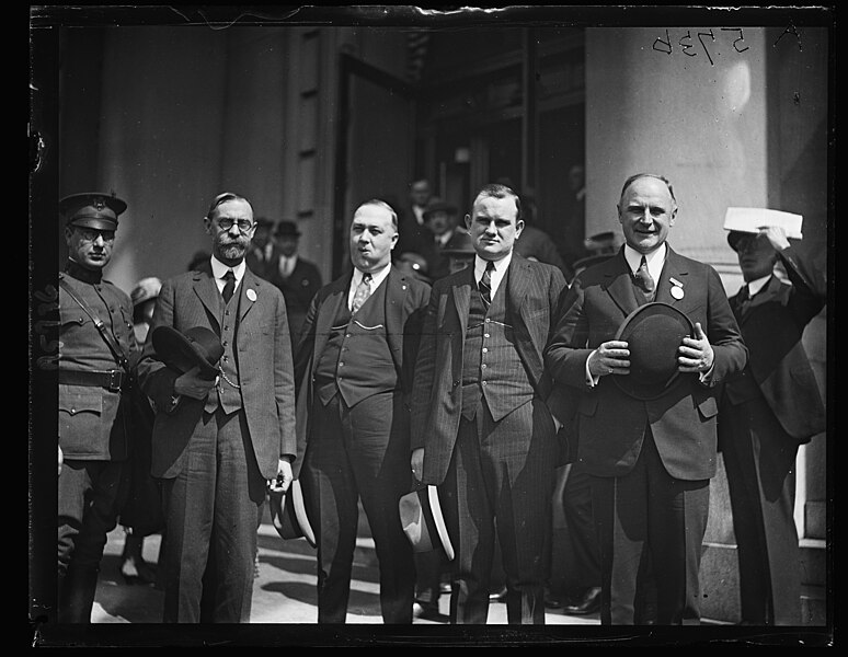 File:Lt. Gov. Alvan T. Fuller and party on their arrival at the Willard. Gov. in (...) the right LCCN2016892276.jpg