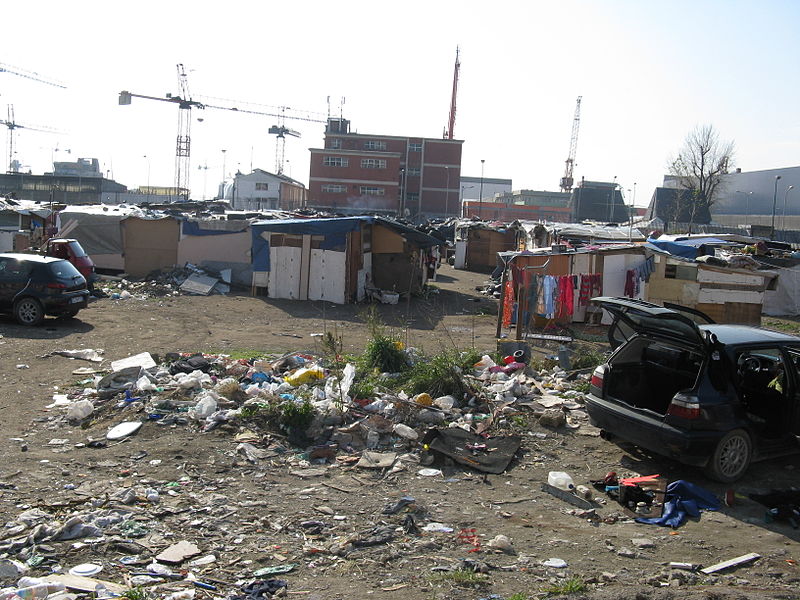 File:Roma-siedlung neben dem hafen in neapel.JPG