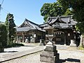 境内は一体化している。（左：炎天寺の仏殿、右：六月八幡神社の社殿）