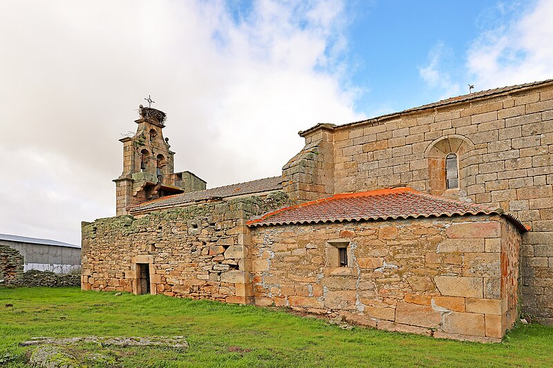 File:Iglesia de Ahigal de Villarino lateral.jpg