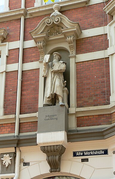 File:Johannes Gutenberg Skulptur in Hameln.jpg