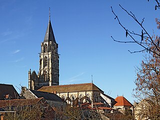 Église vue de l'extérieur du village.