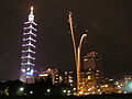 English: Taipei 101 in the firework show for 2006 New Year Català: Focs artificials al Taipei 101 celebrant la nit de Cap d'Any del 2006 Français : Le feu d'artifice tiré de la tour Taipei 101 pour le Nouvel an de 2006.