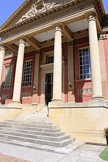 This is a photograph of the Barr Smith Library which was built in the Georgian Revival style with Corinthian pillars.