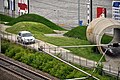 Blick von der Brücke zur Autowelt: "Versuchsstrecke" von Volkswagen