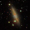 NGC 7241 imagée par le relevé SDSS. La tâche grisâtre et constellée de petits point bleus est une galaxie naine située devant NGC 7241.